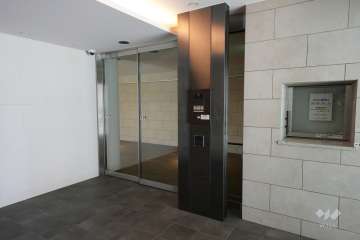 エントランスはオートロックです。