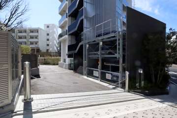 駐車場の出入り口（ロボットゲート付き）　