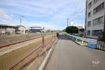 敷地北東側の前面道路（北西側から）