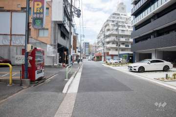 敷地南側の前面道路（東側から）