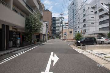 敷地西側の前面道路（南側から）
