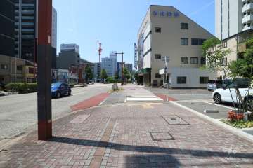 敷地南側の前面道路（東側から）