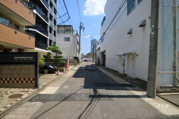 敷地北側の前面道路（西側から）