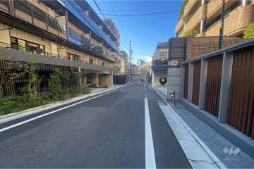 敷地北西側の前面道路（北東側から）