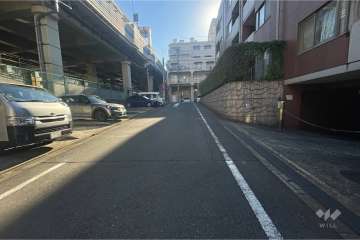 敷地北東側の前面道路（北西側から）