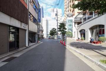 敷地西側の前面道路(南側から)