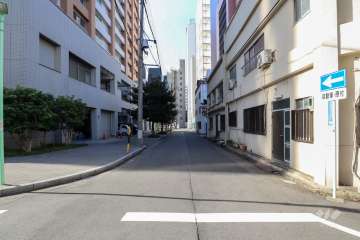 敷地北側の前面道路(東側から)