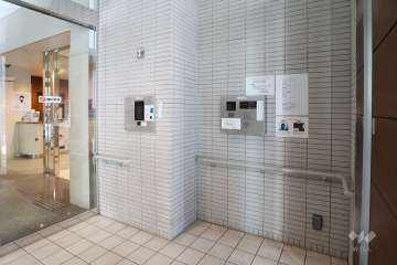 エントランスはオートロック付きです。