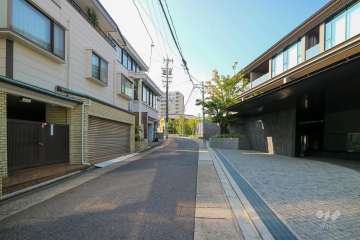 敷地西側の前面道路（南側から）