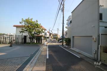 敷地西側の前面道路（北側から）