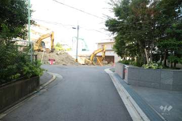敷地東側の前面道路（北側から）
