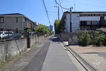 敷地東側の前面道路（北側から）