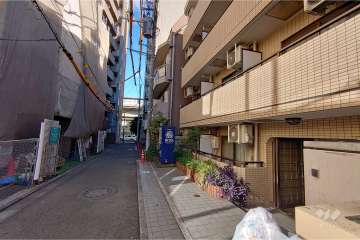 敷地北東側の前面道路（北西側から）