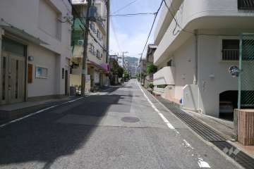 敷地西側の前面道路