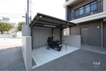 バイク置き場（屋根付き）