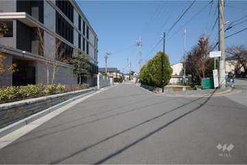 敷地北東側の前面道路（南東側から）