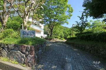 敷地に隣接して『逆瀬台１丁目第２公園』があります。