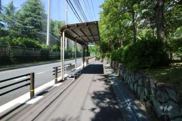 敷地南側にあるバス停