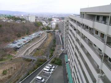 六甲山系の麓、高台にあり、たいへん自然豊かな住環境です。