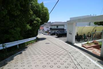 敷地北東側の前面道路(北西側から)