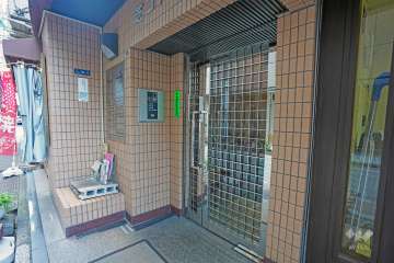 エントランスはオートロック付きです。