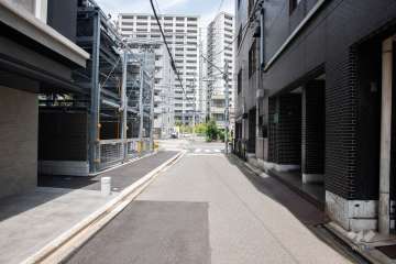 敷地南東側の前面道路（南西側から）