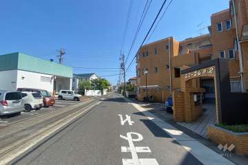 敷地東側の前面道路(北側から)