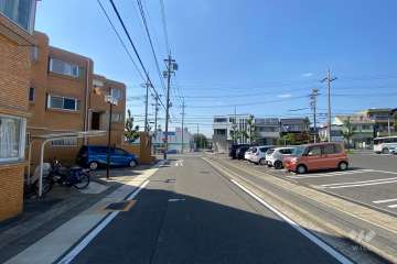 敷地東側の前面道路(南側から)