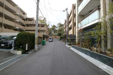 敷地南側の前面道路（東側から）