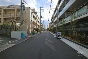 敷地東側の前面道路（北側から）