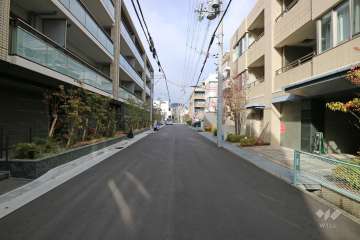 敷地東側の前面道路（南側から）