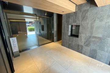 エントランスはオートロック付きです。