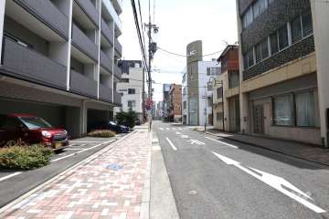 敷地西側の前面道路（北側から）