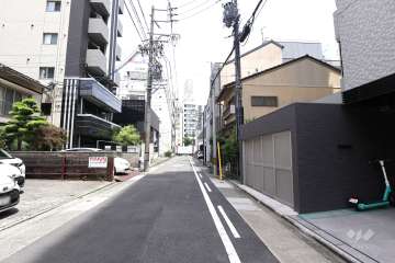 敷地北側の前面道路（西側から）