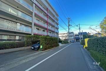 敷地東側の前面道路（南側から）