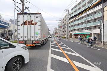敷地北側の前面道路（東側から）
