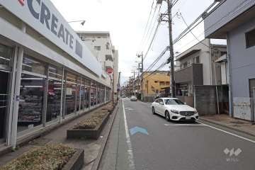 敷地西側の前面道路（北側から）