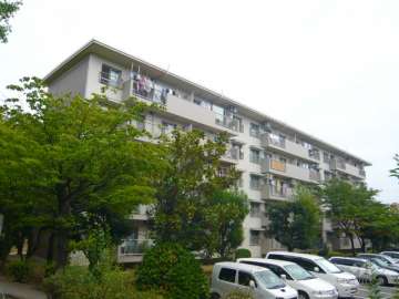 箕面粟生第２住宅40棟の外観（南西側から）