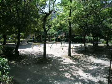 遊具が設置された敷地内の公園