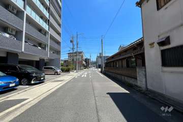敷地の南側前面道路（西側から）
