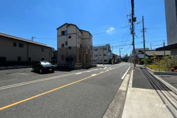 敷地の東側前面道路（北側から）