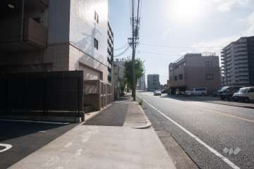 敷地西側の前面道路（北側から）