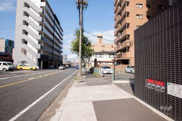 敷地西側の前面道路（南側から）