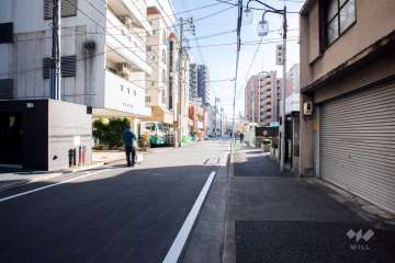 敷地西側の前面道路（北側から）