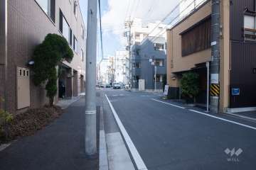 敷地西側の前面道路（南側から）
