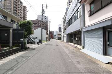 敷地南側の前面道路（東側から）