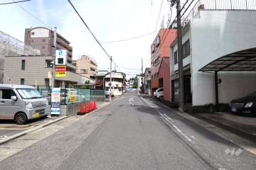 敷地南側の前面道路（西側から）