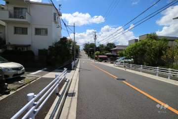 敷地北西側の前面道路。二車線の通りです。