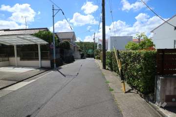 敷地南東側の前面道路。交通量の少ない道路です。