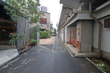 敷地東側の前面道路(南側から)